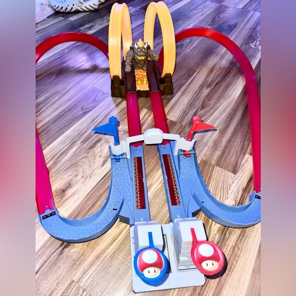Hot Wheels Mario Kart Bowser's Castle Trackset - Picture 2 of 8